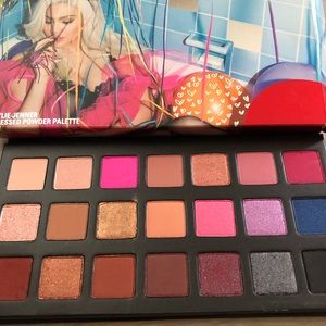 Kylie Jenner sippin pretty palette